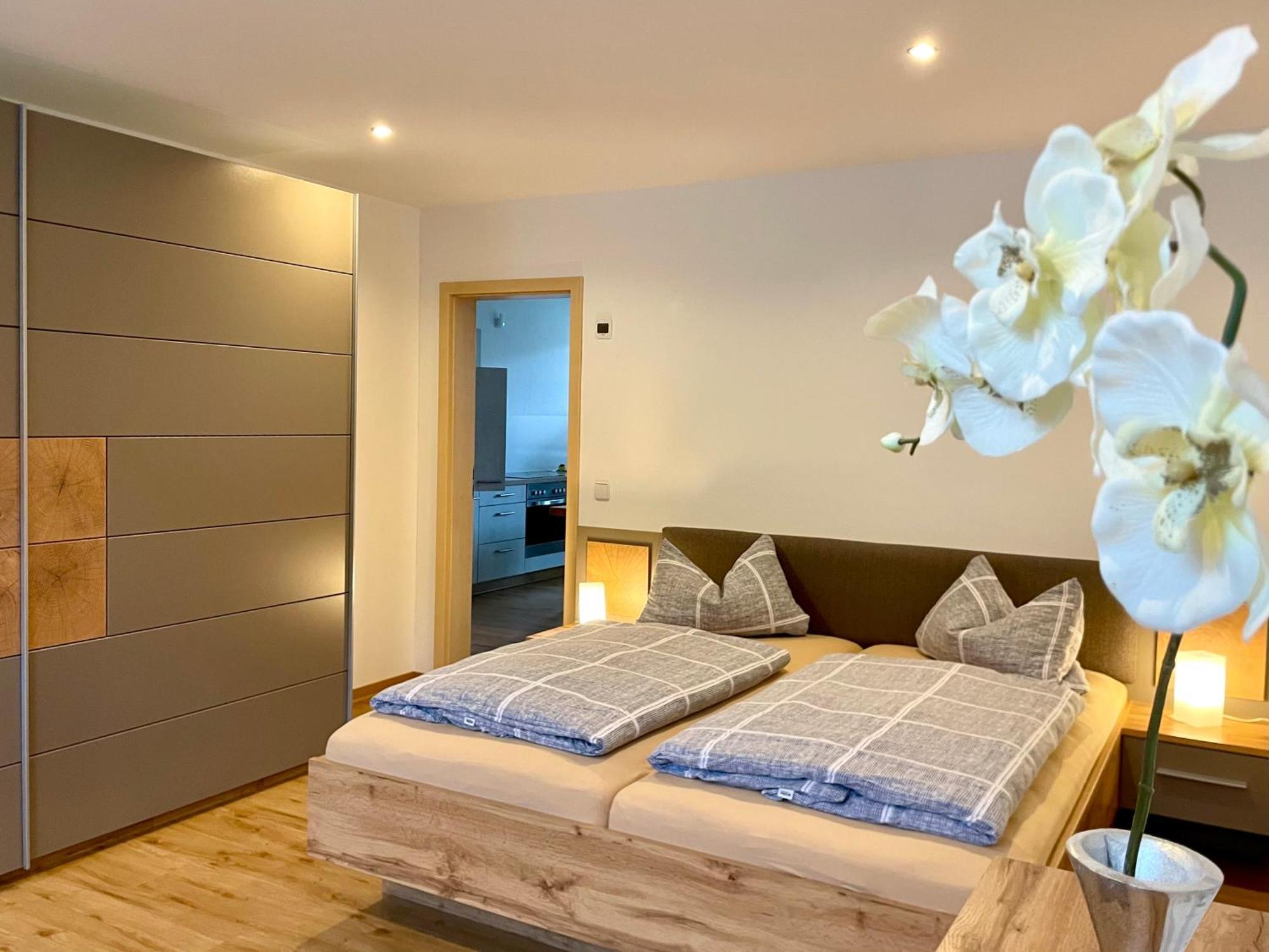 Stadtoase: Spacious Apartments with Balcony for Contractors Frankenberg Exterior photo